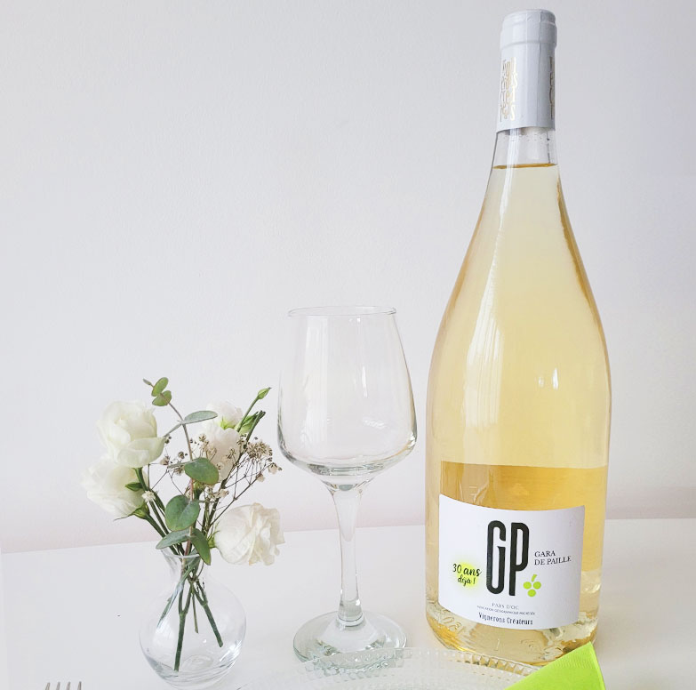 Magnum de vin blanc du domaine Gara de Paille sur table