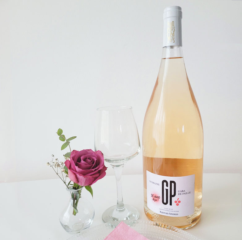 Magnum de vin rosé domaine Gara de Paille sur table